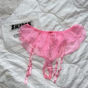 🫶🏽SKIMS ROMANCE GARTER SOLD OUT BUBBLEGUM. 💝💖🍭🍬☁️